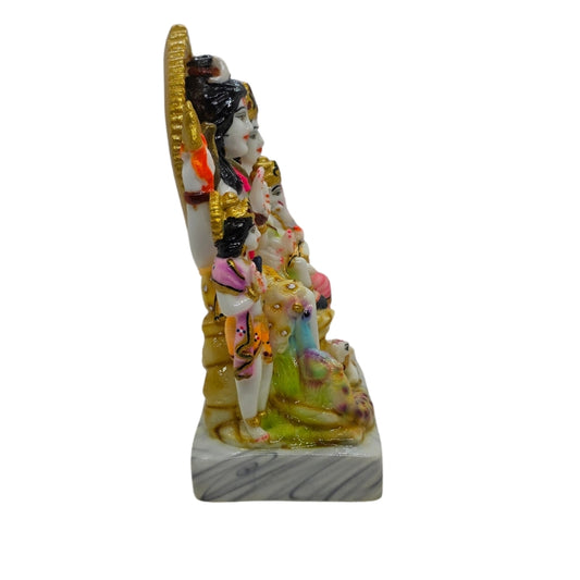 Linker zijaanzicht van Shiv Parivar met Lord Kartikeya en pauwmotief aan de basis.