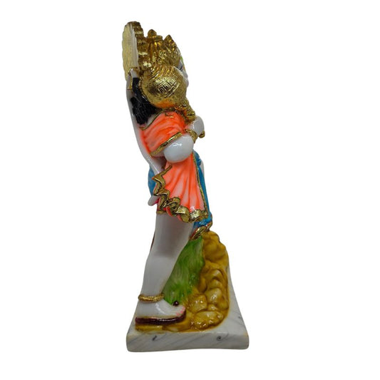 Meerkleurig Hanuman murti met geheven Sanjeevani berg, oranje gewaad en gouden gada op marmeren voet.
