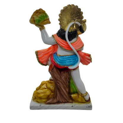 Meerkleurig Hanuman murti met geheven Sanjeevani berg, oranje gewaad en gouden gada op marmeren voet.