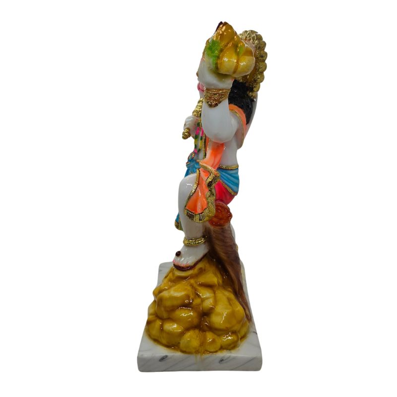 Meerkleurig Hanuman murti met geheven Sanjeevani berg, oranje gewaad en gouden gada op marmeren voet.