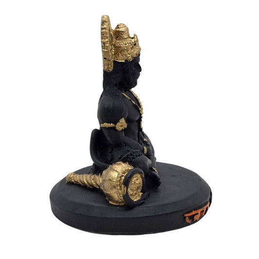 Mediterende Hanuman murti in matzwart met gouden kroon en Jai Shree Ram inscriptie.