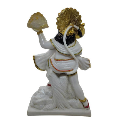 Achteraanzicht van Hanuman murti met krullende staart en ronde gouden halo.