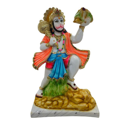 Meerkleurig Hanuman murti met geheven Sanjeevani berg, oranje gewaad en gouden gada op marmeren voet.