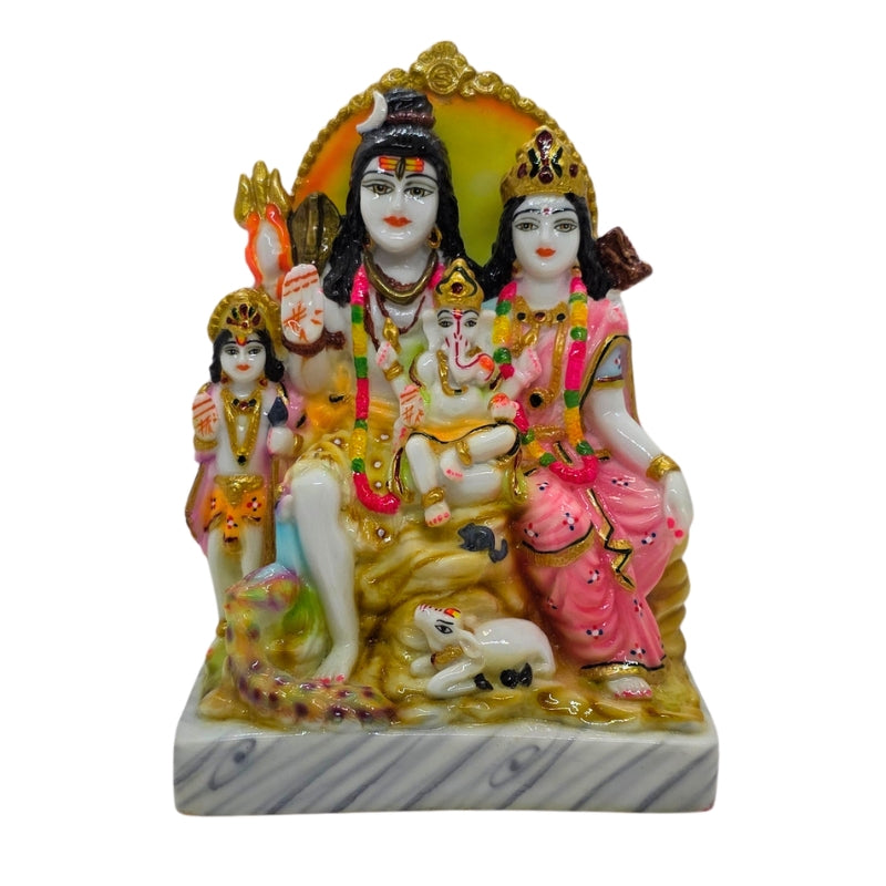 Kleurrijk Shiv Parivar beeld met Shiva, Parvati, Ganesha, Kartikeya en Nandi op marmer-look