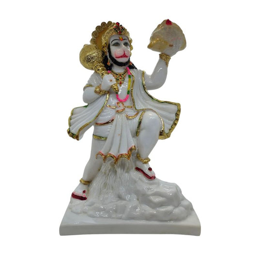 Wit marmerlook Hanuman murti die de Sanjeevani berg optilt met gouden gada en halo.