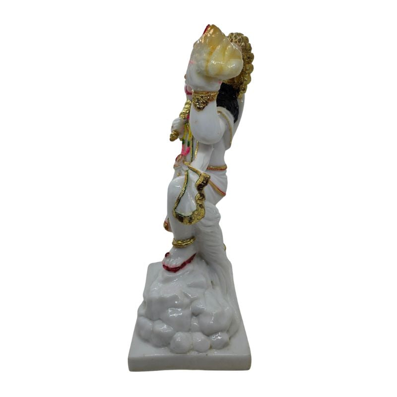 Zijaanzicht van Hanuman murti die de berg vasthoudt op een rotsachtige basis.