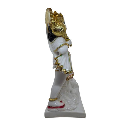 Zijaanzicht van Hanuman met gouden gada op schouder en wit gewaad met gouden rand.