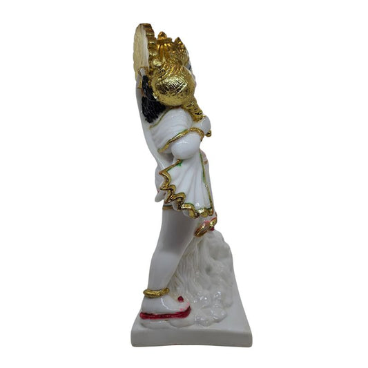 Zijaanzicht van Hanuman met gouden gada op schouder en wit gewaad met gouden rand.