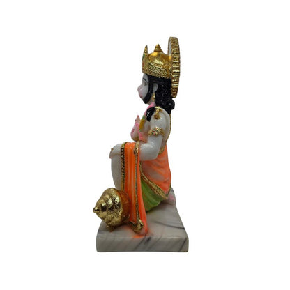 Linker zijaanzicht van Hanuman murti met de gouden gada strijdknuppel naast de knie.