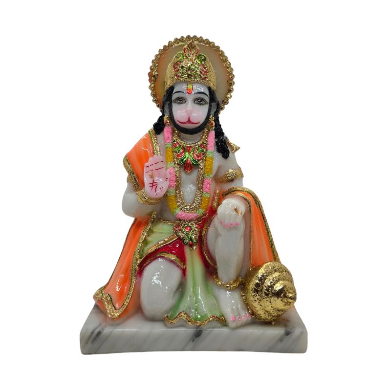 Knielende Hanuman murti in oranje gewaad met gouden gada en abhaya mudra op marmeren voet.