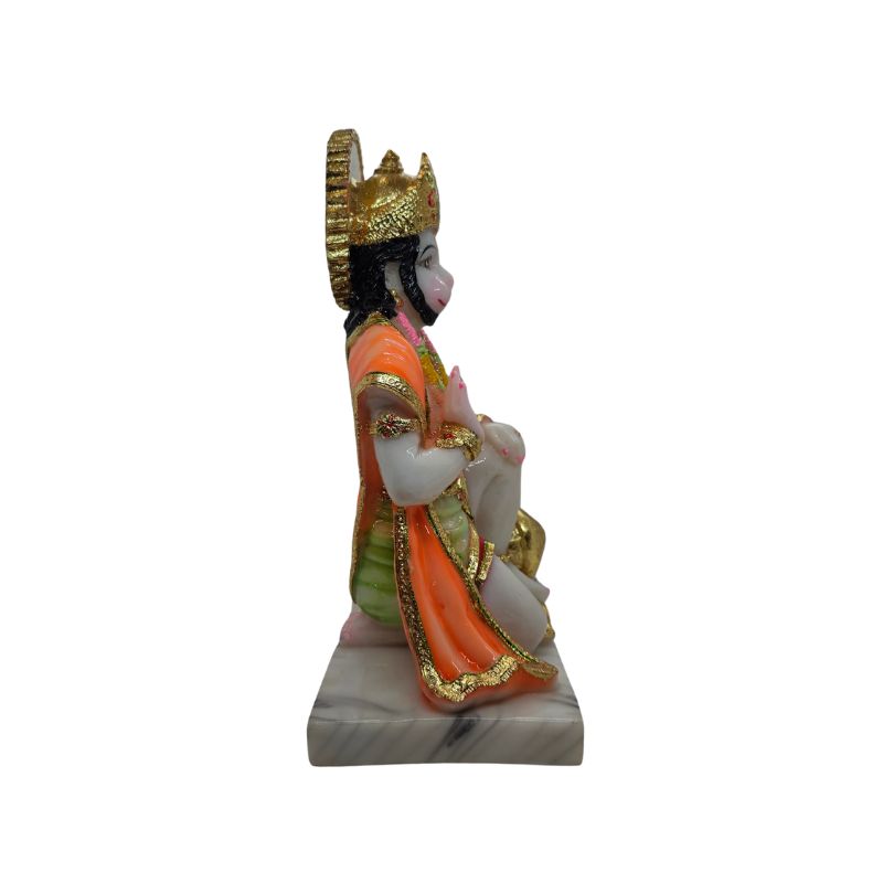 Rechter zijaanzicht van knielende Hanuman murti met oranje kleed en gouden rand.