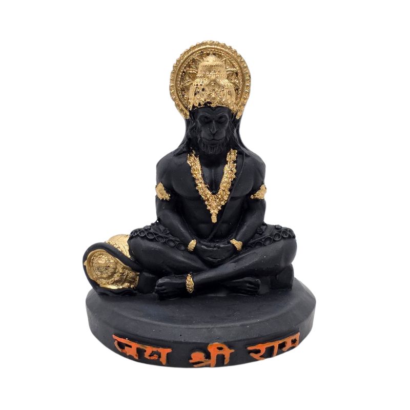 Mediterende Hanuman murti in matzwart met gouden kroon en Jai Shree Ram inscriptie.