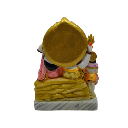 Achteraanzicht van de Shiv Parivar murti met ronde gouden halo en rotsstructuur.