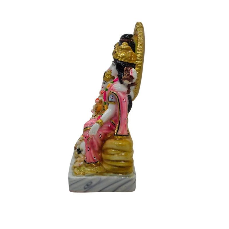 Rechter zijaanzicht van Shiv Parivar murti met Godin Parvati in roze sari en gouden halo.
